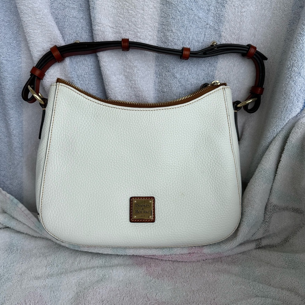 GUC Dooney & Bourke Shoulder purse in White Pebbled Leather